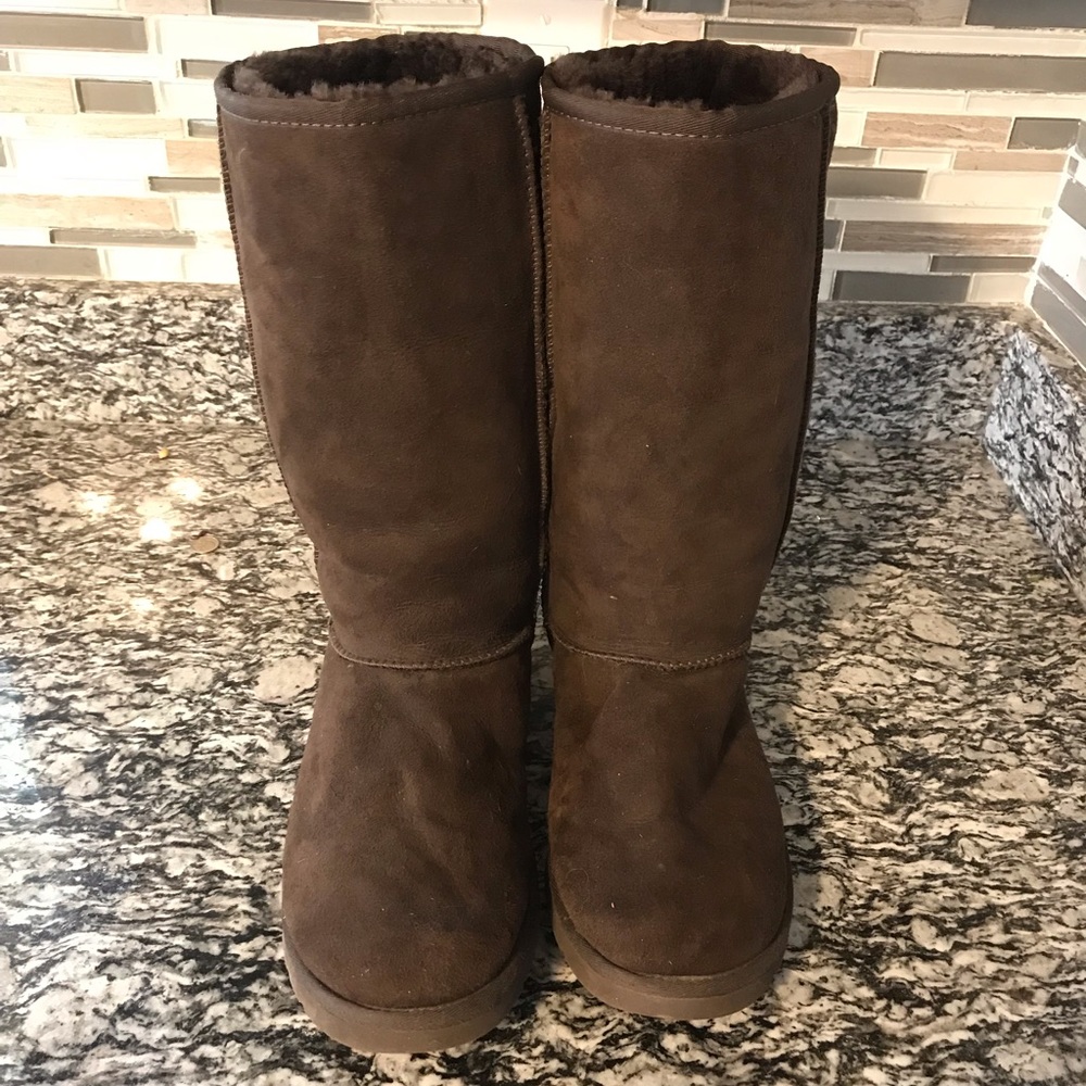 8.5 women’s classic UGGS (brown)